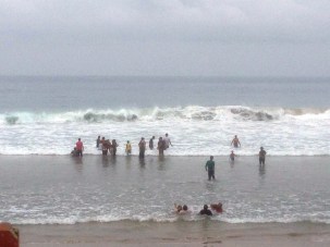 swimming on Lighthoiuse Beach Kovalam2