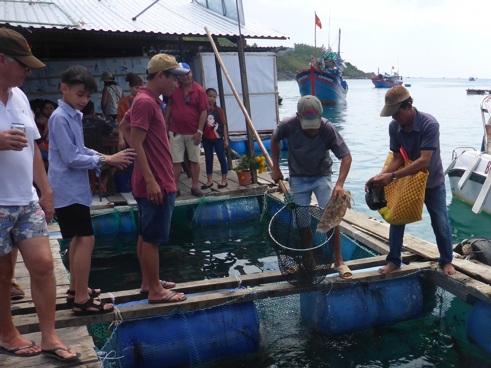 A trip out to the floating fishing villages (31).JPG