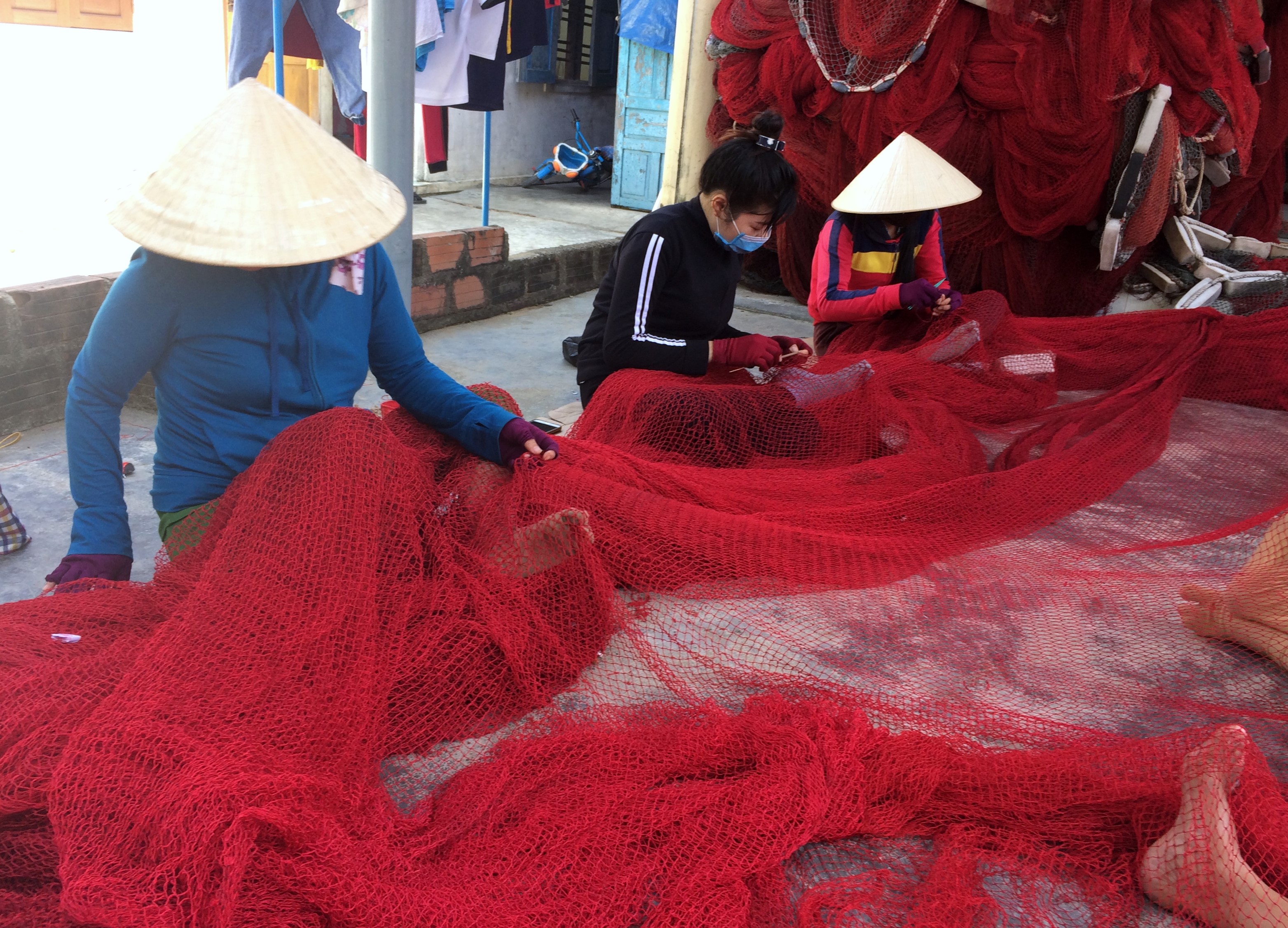 Mending nets at a coffe stop at Xa Cat Hai (2)
